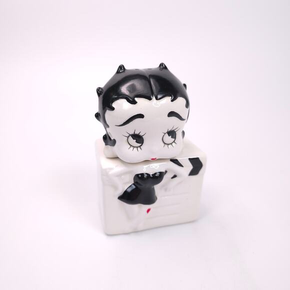 Betty Boop 1995 Ceramic Salt and Pepper Shaker with Removable Head - Picture 1 of 13